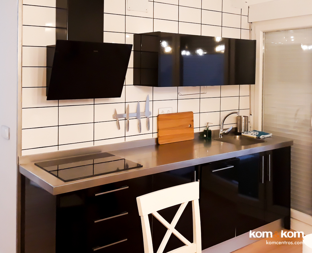 cocina peque&ntilde;a negro brillante, encimera inox, blanco mate